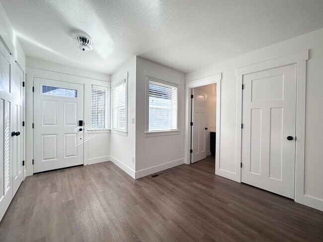 Foto del edificio - LUXURY MODERN TOWNHOUSE! 3 Bed 2.5 Bath w/...