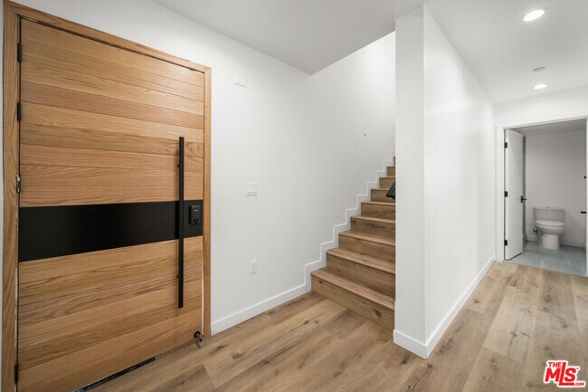 Foto del edificio - 6053 Craner Ave