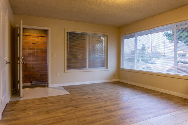 Building Photo - 630 Moses Ln S