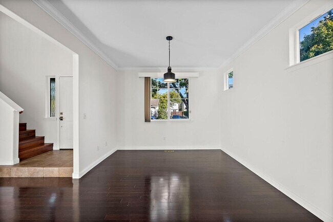 Foto del edificio - Modern 4-Bedroom Home with 5-Piece Primary...