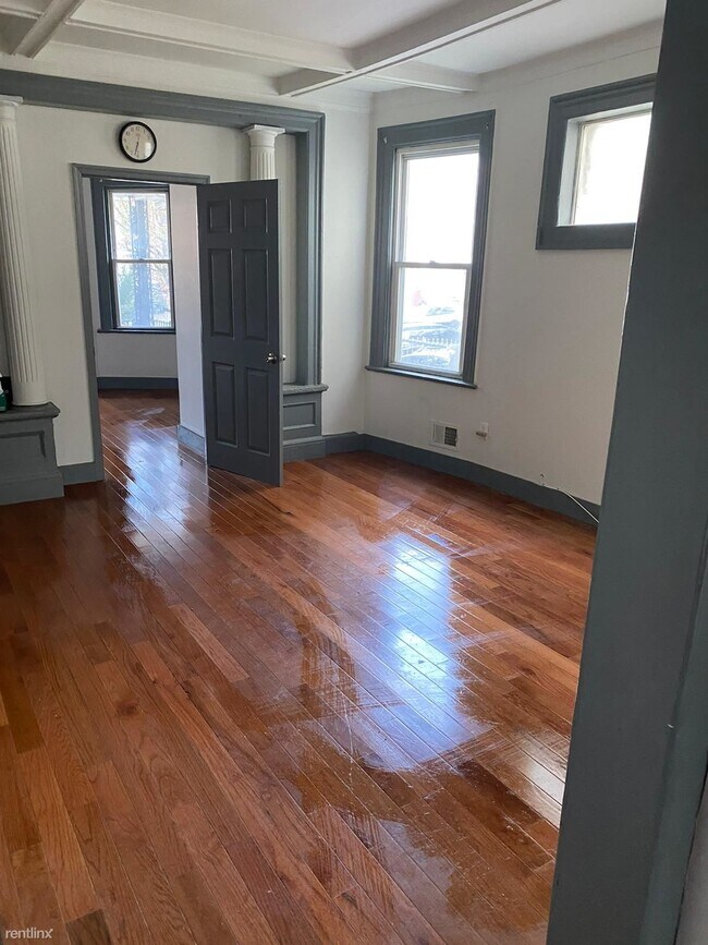 Building Photo - 3 br, 1 bath Condo - 576 Hawthorne Ave Apt 1