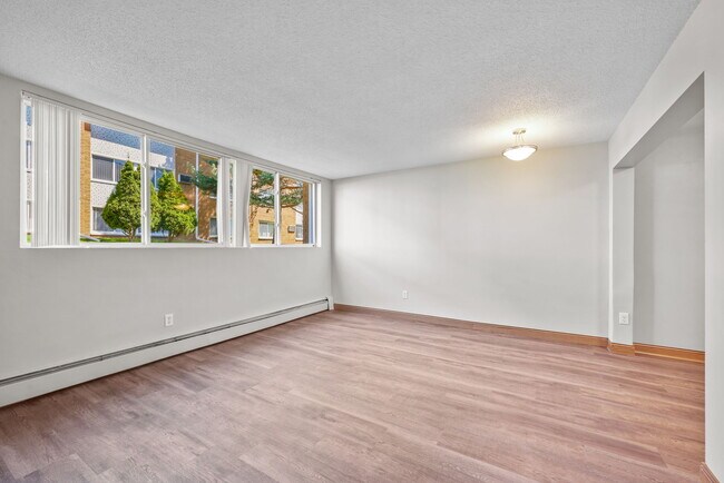 Sala de estar (suelo LVP) - Lyndale Garden