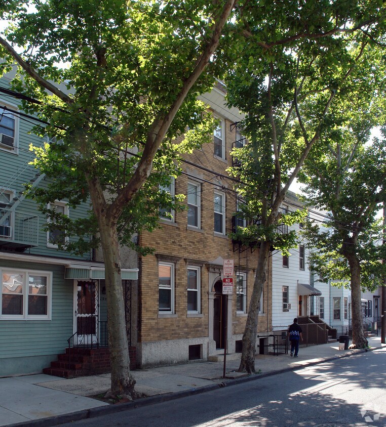 Building Photo - 192 Elm St