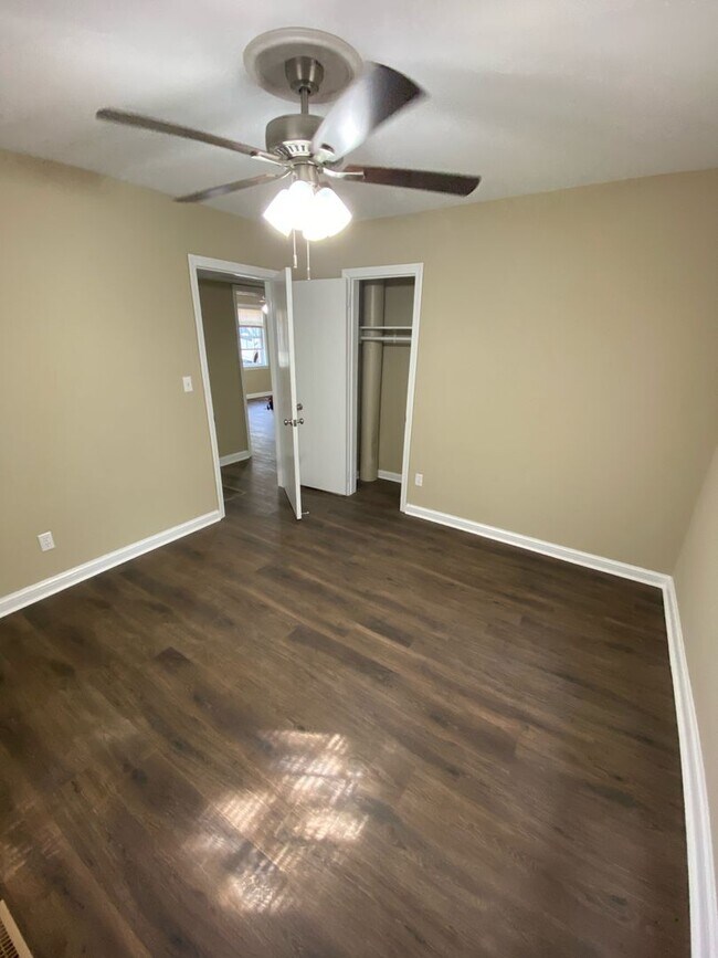 Building Photo - Renovated 4/3 House Near FSU! Available Au...