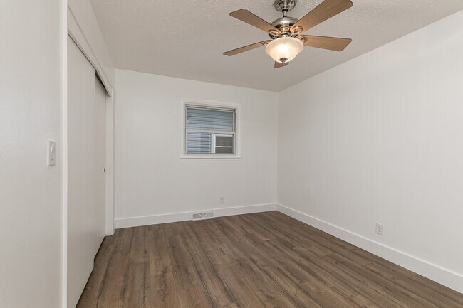 Foto del edificio - 2656 E Madison St