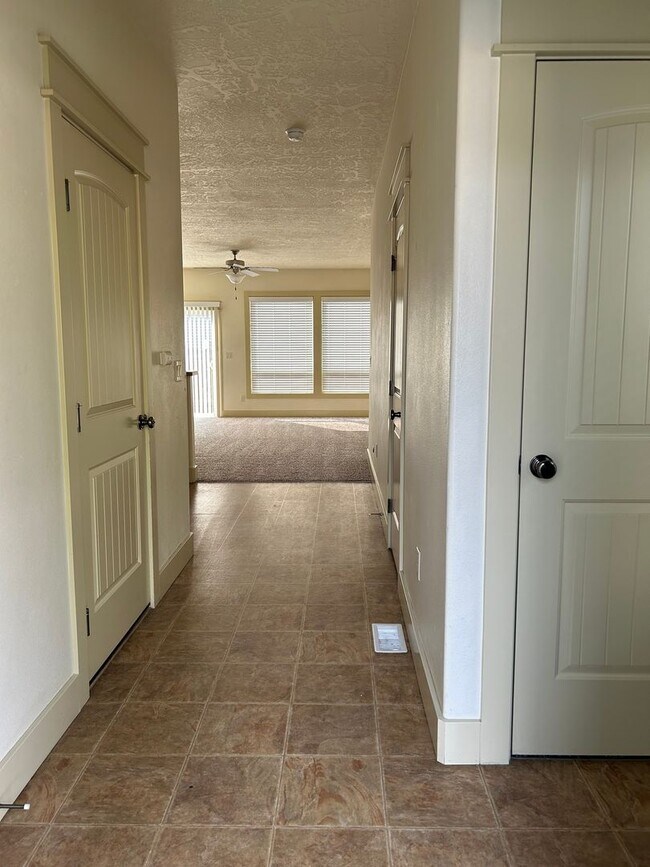 Foto del edificio - Boise Townhome Near BSU| EARLIER MOVE IN DATE UPON REQUEST