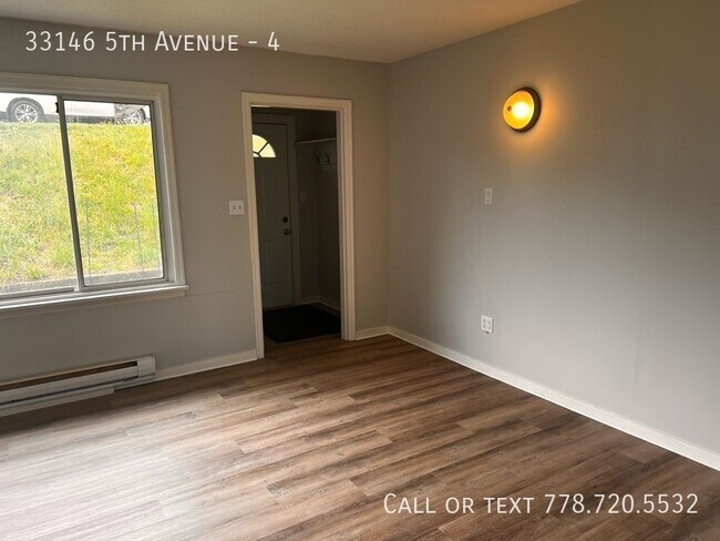 Photo du bâtiment - 4 Plex 2 Bedroom Unit