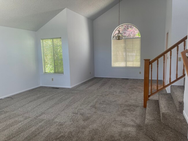 Building Photo - Lakeside area 3 bedroom, 2.5 bath home