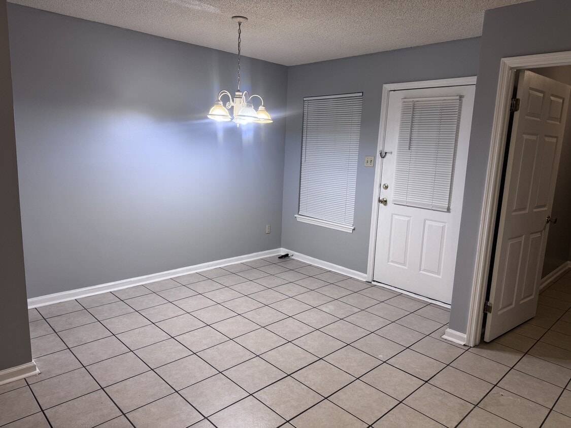 Foto del edificio - 2313 Friar Tuck Ln