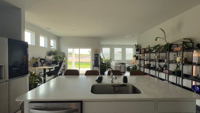 Building Photo - 2042 Live Oak Dr