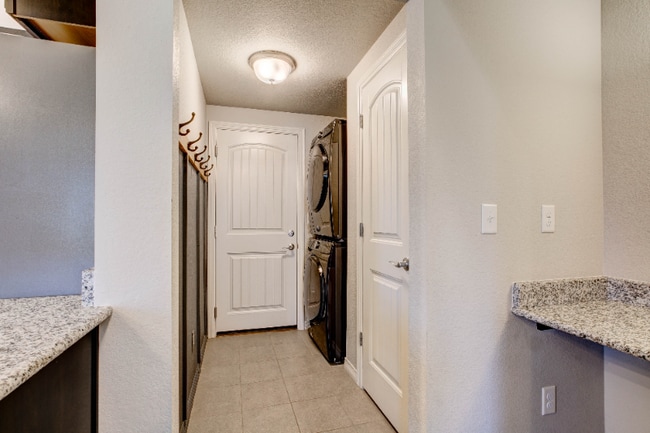 Building Photo - 884 Winding Brk Dr