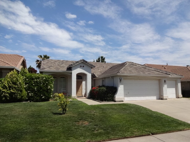 Building Photo - NICE SINGLE STORY HOME WITH 3 BEDROOMS, 2 ...