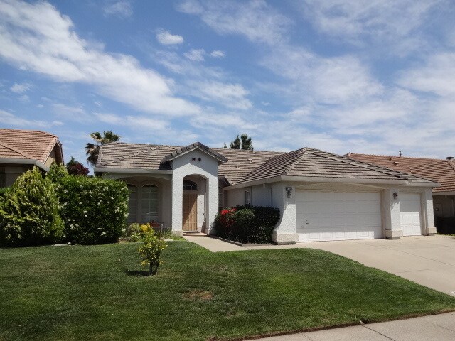 Foto del edificio - NICE SINGLE STORY HOME WITH 3 BEDROOMS, 2 ...