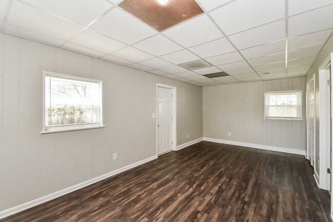 Foto del edificio - Spacious 4BR 2BA split-level home