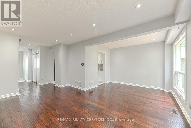 Building Photo - 110 Heathcliffe Square