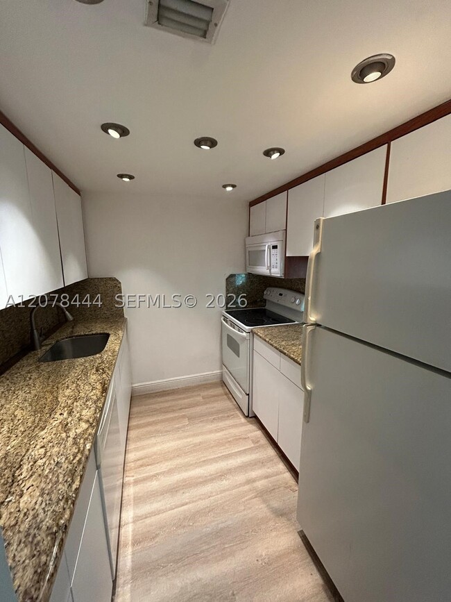 Building Photo - 1673 Bay 405 Bay