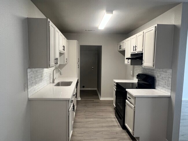 Foto del edificio - 8124 Marydean Ave