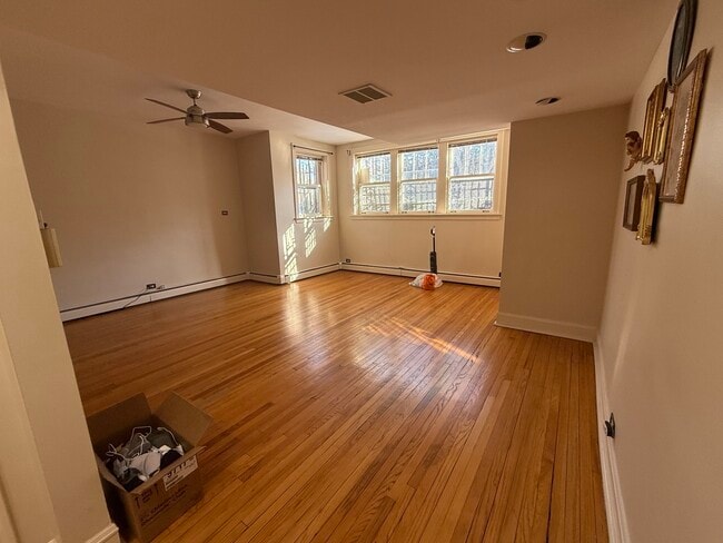 Building Photo - 7450 N Claremont Ave