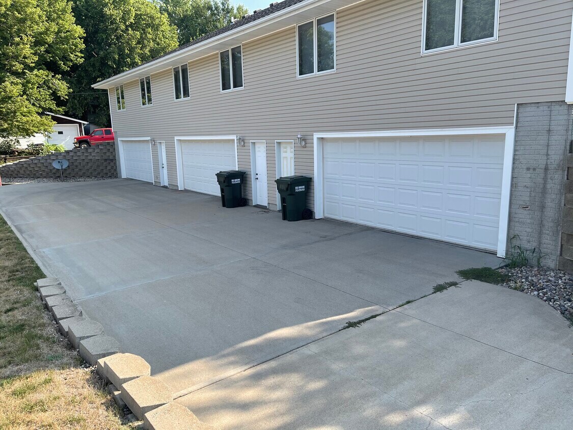 2425 S Cecelia St Unit 3, Sioux City, IA 51106 Condo for Rent in