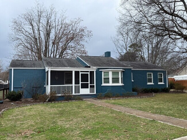 Foto del edificio - "Renovated 3-Bed Oasis with Granite Kitchen & Cozy Fireplace in Huntsville!"