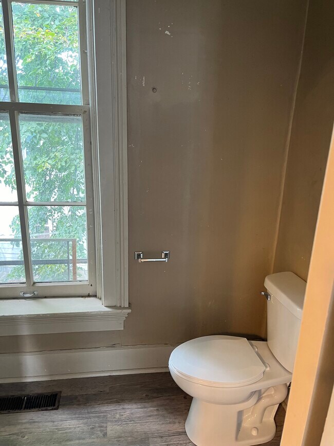 Building Photo - 304 Perrin Ave