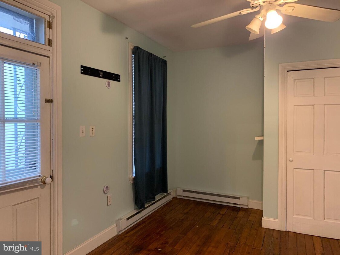 Primary Photo - 117 N River St