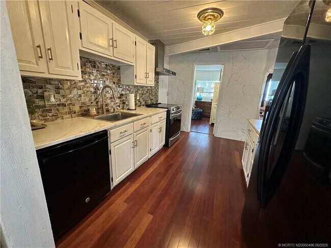Building Photo - 4490 NE Indian River Dr