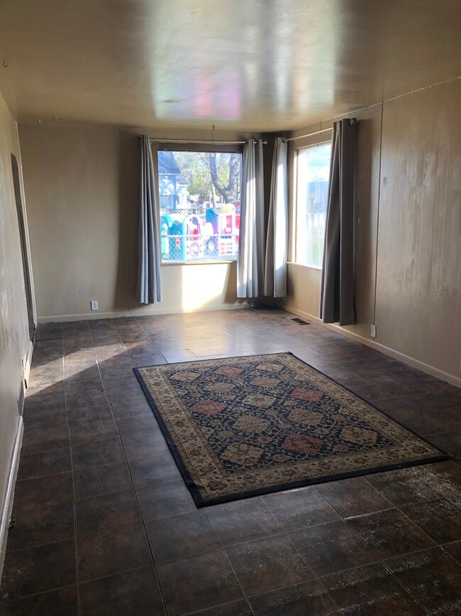 Open LR/DR spans width of house - 552 5th Ave W