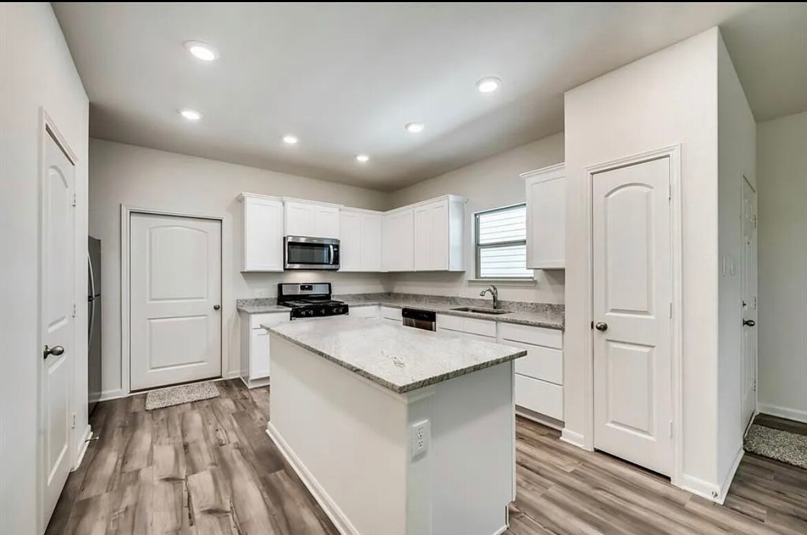 Beautiful kitchen with appliances included - 313 Stone Ct