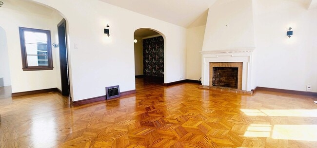 Photo - SPACIOUS PARKSIDE SINGLE-FAMILY HOME WITH ENCLOSED PATIO — AVAILABLE NOW!