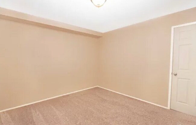 Foto del edificio - Serene Park-Like Sanctuary | Large Updated Townhome with Wooded Views, 3 bathrooms and 2 large be...