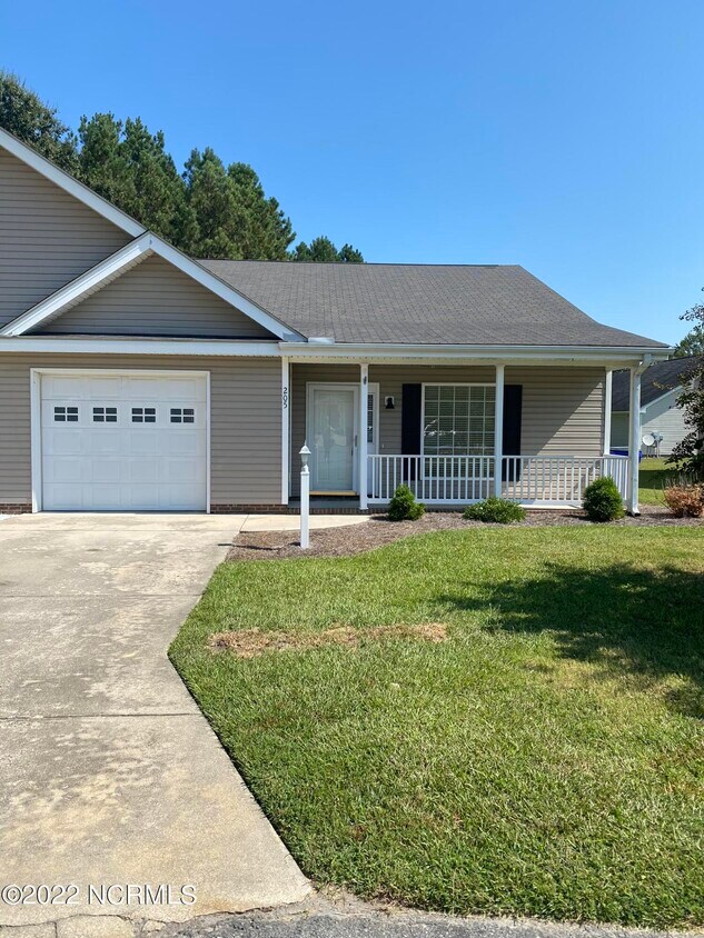 Foto principal - 205 Village Ct