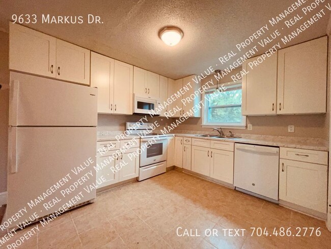 Building Photo - Newly Renovated Classic Ranch Home with La...