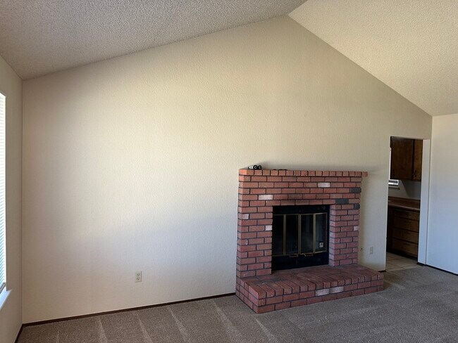 Building Photo - Modesto Cozy 3 Bedroom 2 Bath 2 Car Garage...
