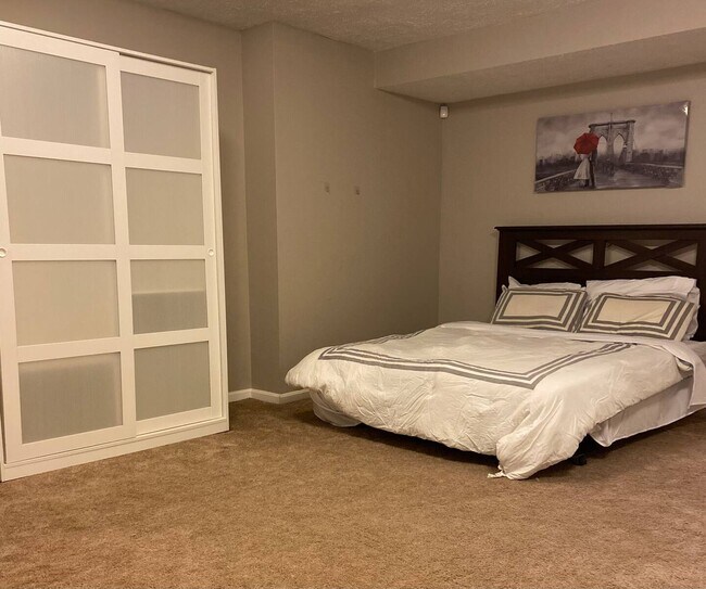 Foto del edificio - 5819 Waterdale Ct