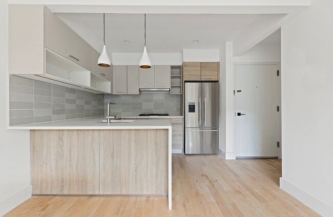 Building Photo - 479 Monroe St