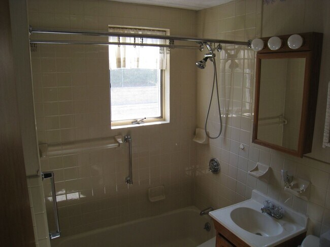 Building Photo - No Brokers Fee, In-Unit Washer and Dryer, Parking Included