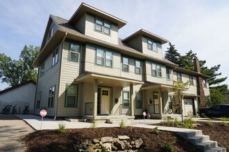 Building Photo - 915 7th St SE