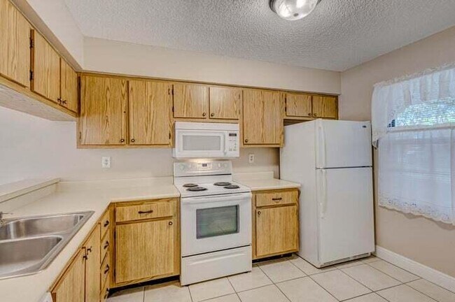 Building Photo - 601 Sabal Ridge Cir