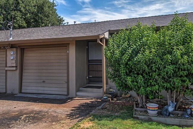 Building Photo - 2872 Helen St