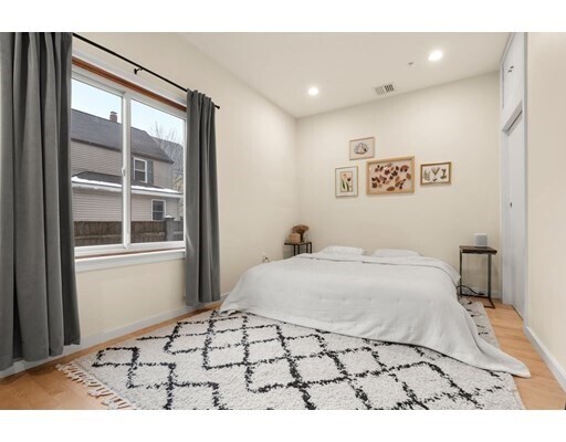 Building Photo - 182 Elm St