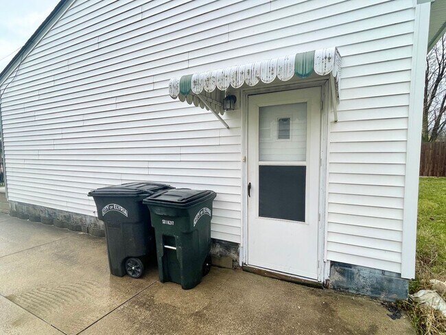 Foto del edificio - 3 Bed -1 Bath Single Family in Elyria