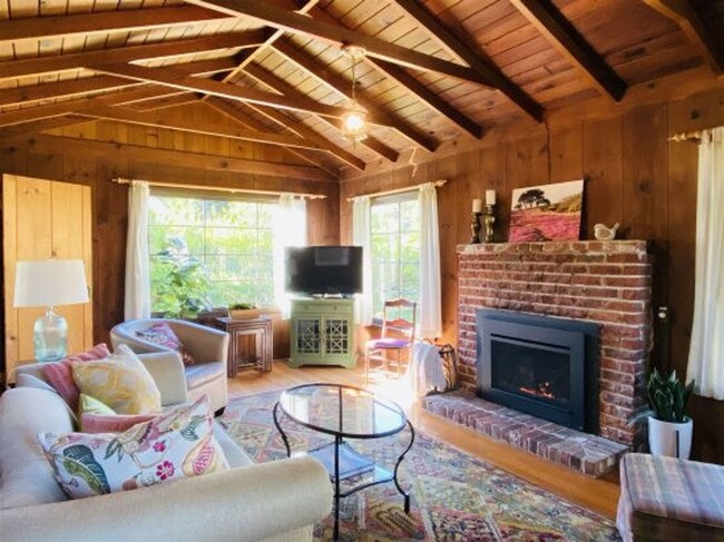 Building Photo - Idyllic Fully Furnished Cottage in Asiloma...