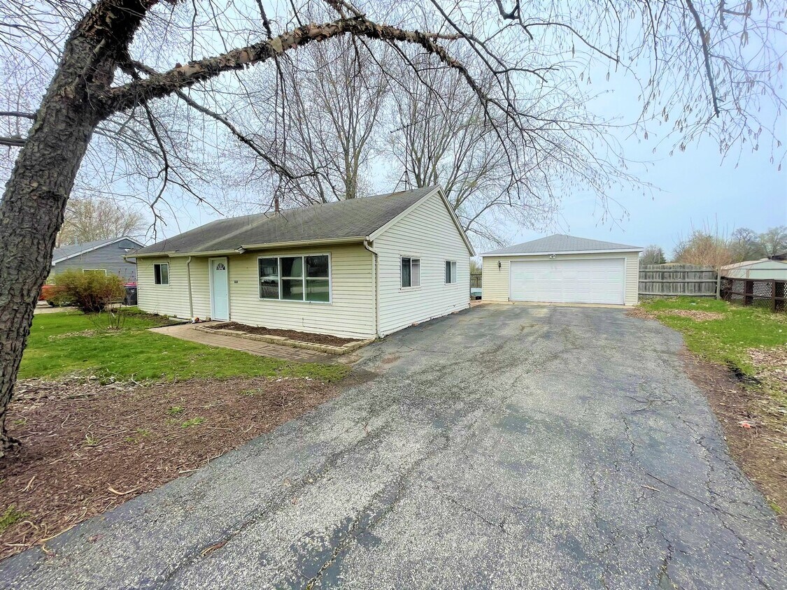 34W790 N James Dr, Saint Charles, IL 60174 House Rental in Saint