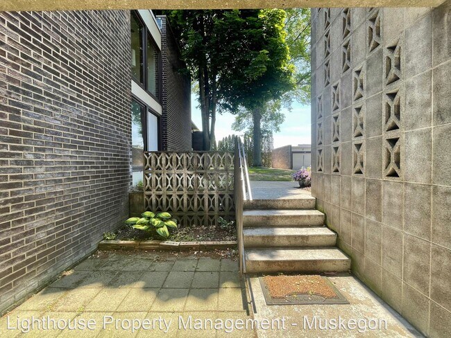 Building Photo - 2 br, 1 bath House - 815 S. Despelder #9
