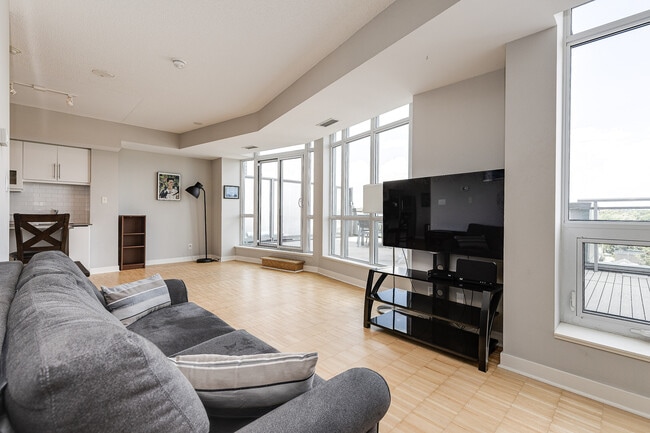 Photo du bâtiment - 1169 Queen St W