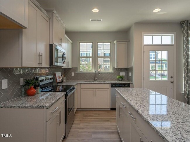 Foto del edificio - Gorgeous new townhome in the heart of Clay...