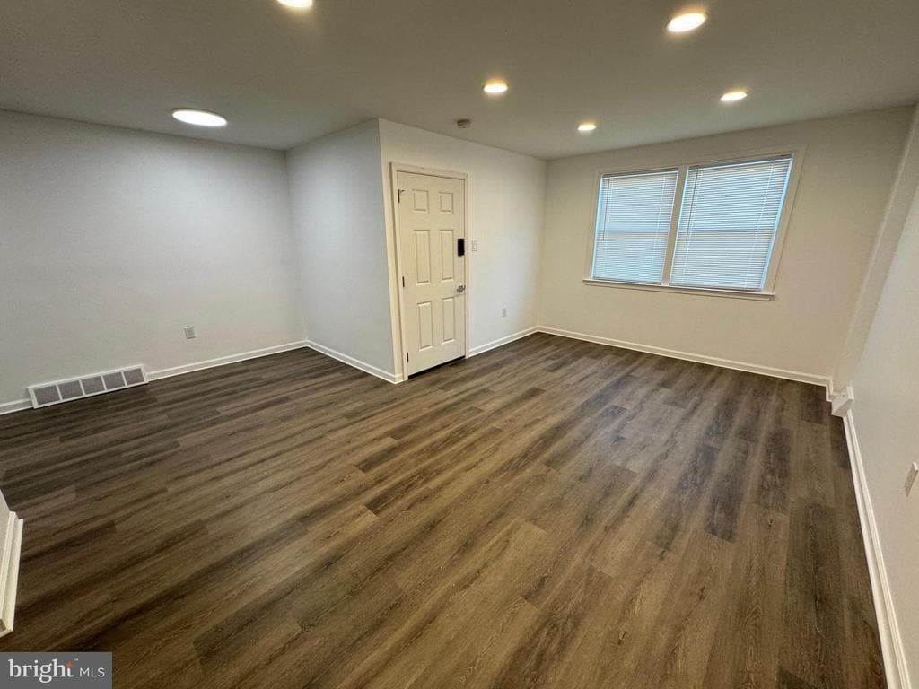 Foto principal - 590 Livezey St