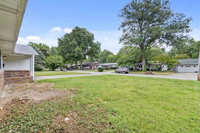 Building Photo - 2345 S Hampton Ave