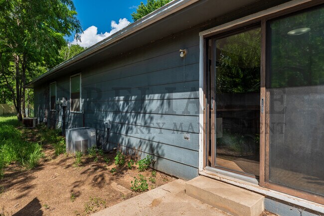 Building Photo - 1318 E Peach Ave